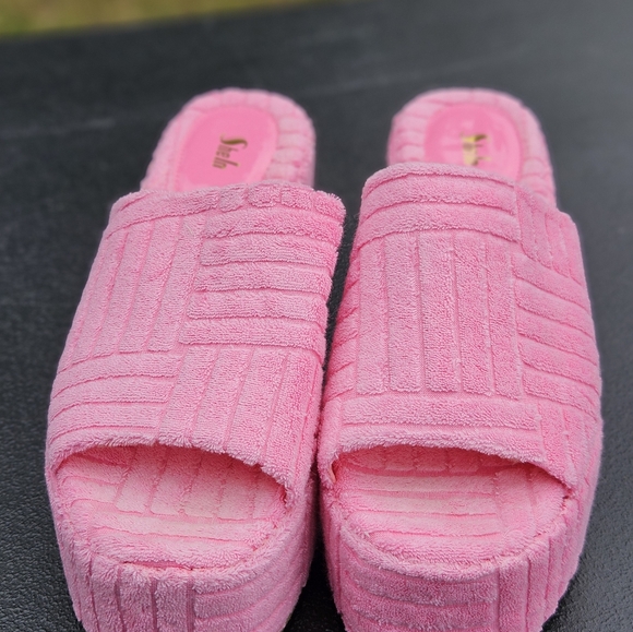 Pink Platform Sandals. Size 8 - Picture 2 of 5